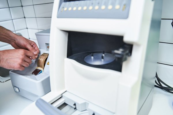 Streamline your workflow with efficient automatic lens edgers